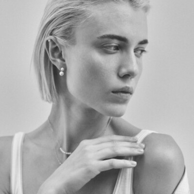 Boucles d'oreilles Claverin Jonc en or blanc et perles blanches