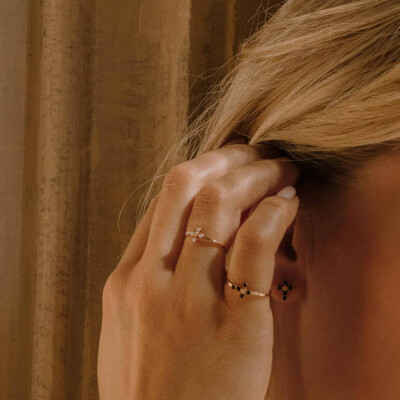 Bague Gigi Clozeau Croix Perlée en or jaune, résine opale et diamant, taille 53