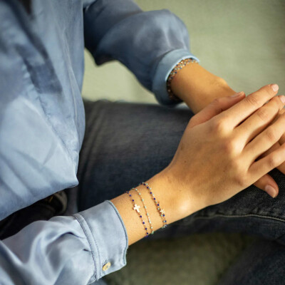 Bracelet Gigi Clozeau Croix en or jaune et résine bleu prusse, taille 17cm