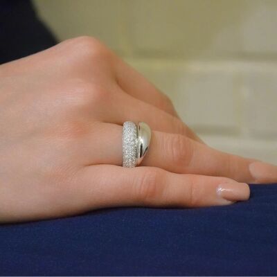 Bague en or blanc et pavage diamants