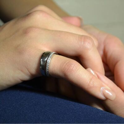 Bague en or blanc et une ligne de diamants