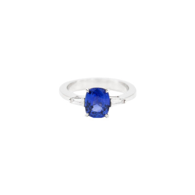 Bague en or blanc et saphir