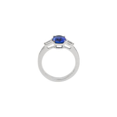 Bague en or blanc et saphir