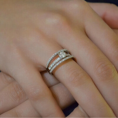 Bague en or blanc et diamants
