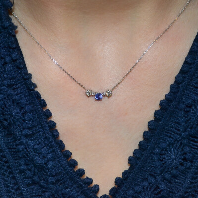 Collier Infini en or blanc, saphir et diamants