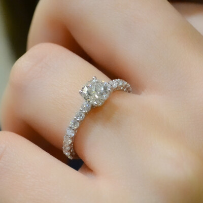 Solitaire Infini en or blanc et diamants (diamant de centre certifié  GIA N°6355356421)
