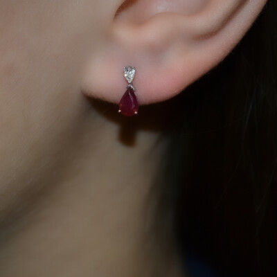 Boucles d'oreilles Infini en or blanc, rubis et diamants