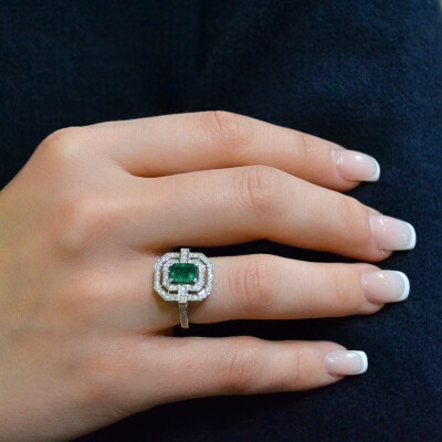 Bague Art Déco émeraude et diamants en or blanc