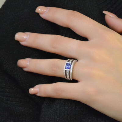 Bague en or blanc saphir et diamants