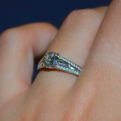 Solitaire en or blanc certifié, entourage diamants