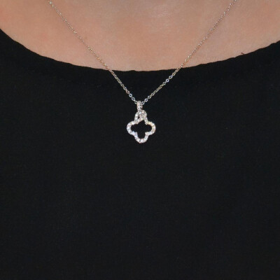 Collier motif trèfles en or blanc, pavage diamants sur chaîne
