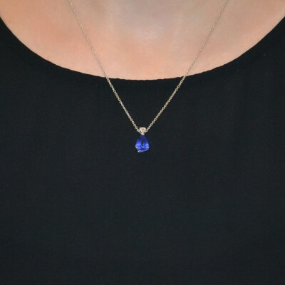 Collier en or blanc, saphir et bélière diamant sur chaîne