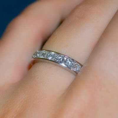 Alliance or blanc demi-tour diamants taille princesse sertis rail