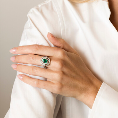 Bague Art Déco émeraude et diamants en or blanc