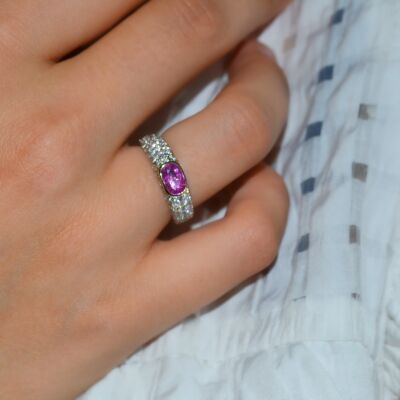 Bague en or blanc, saphir rose et pavage diamants