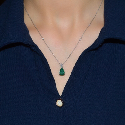 Collier Infini en or blanc, émeraude et diamants