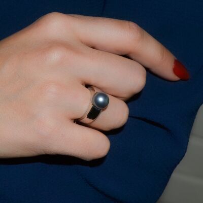 Bague jonc carré en or blanc et perle de culture de Tahiti