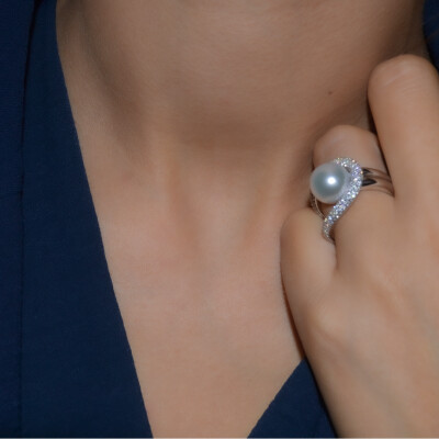 Bague en or blanc, perle de culture des mers du Sud et pavage diamants