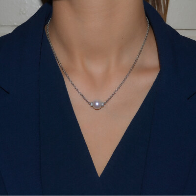 Collier en or blanc, perle d'eau douce et pavage diamants