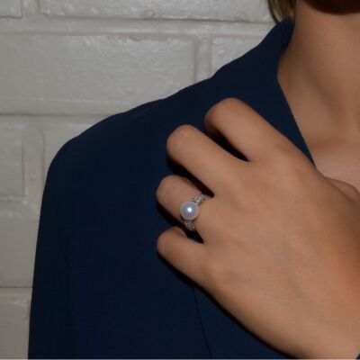 Bague en or blanc, perle de culture d'eau douce et diamants