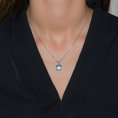 Collier en or blanc, topaze bleue et diamants