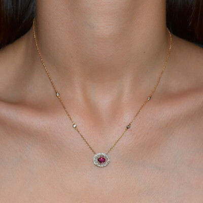 Collier en or rose, rubis et diamants