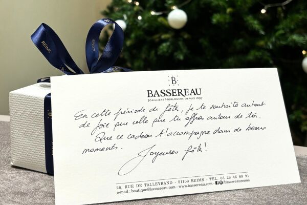 Carte cadeau de la Maison BASSEREAU, idéale pour offrir un choix précieux parmi nos collections de bijoux et montres d'exception.