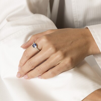 Bague Art Déco en or blanc, saphir bleu et diamants