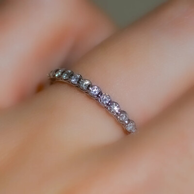 Alliance Bulles en or blanc et 1/2 tour diamants