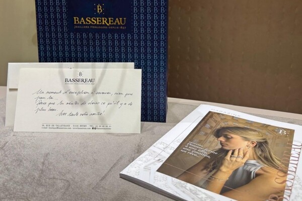Carte cadeau de la Maison BASSEREAU, idéale pour offrir un choix précieux parmi nos collections de bijoux et montres d'exception.