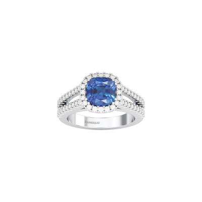 Bague 1897 en or blanc, saphir bleu et entourage diamants
