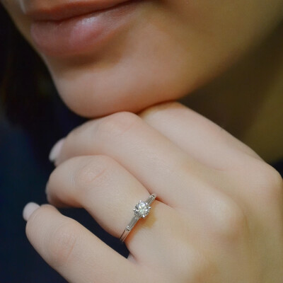 Bague Art Déco en or blanc et diamants certifié