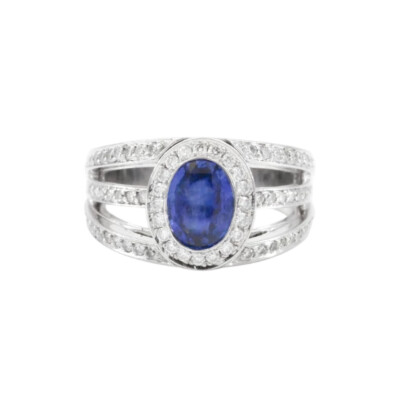 Bague en or blanc saphir bleu et diamants