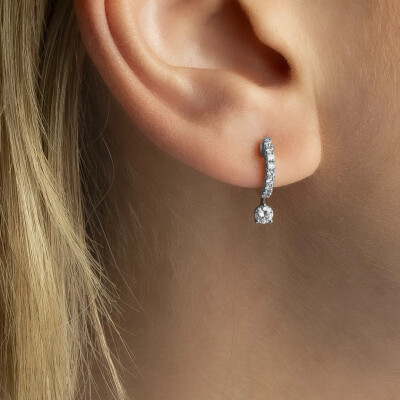 Boucles d'oreilles 1897 en or blanc et diamants