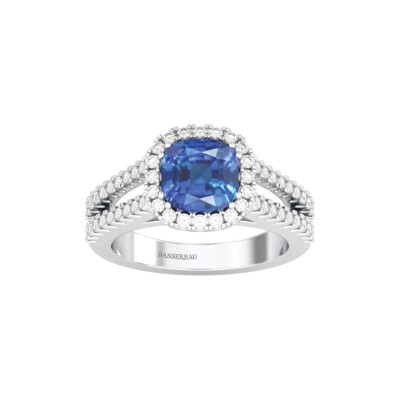 Bague 1897 en or blanc, saphir bleu et entourage diamants