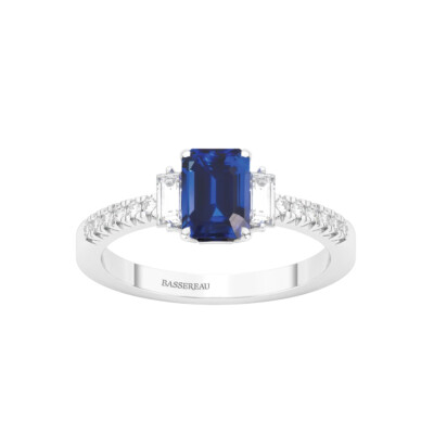 Bague Art Déco en or blanc, saphir bleu et diamants