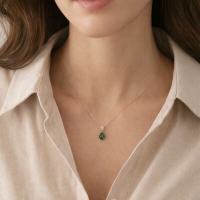 Collier Infini en or jaune, émeraude et diamant