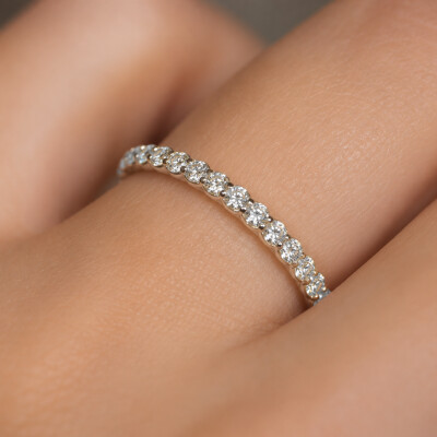 Alliance Bulles en or blanc et 1/2 tour diamants
