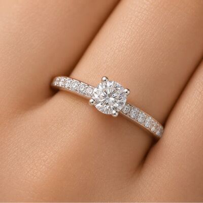 Solitaire Infini en or blanc, diamant et entourage diamants