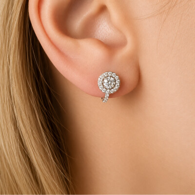 Boucles d'oreilles 1897 en or blanc, diamants et entourage diamants
