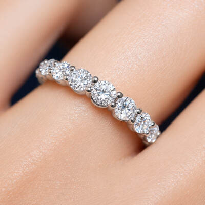 Alliance en or blanc et diamants