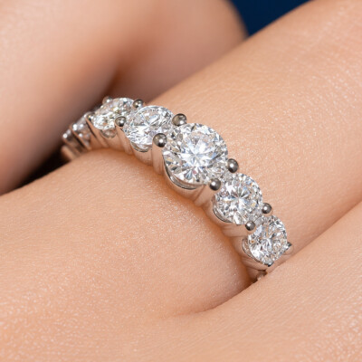 Alliance en or blanc et diamants