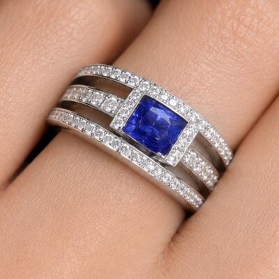 Bague en or blanc saphir et diamants