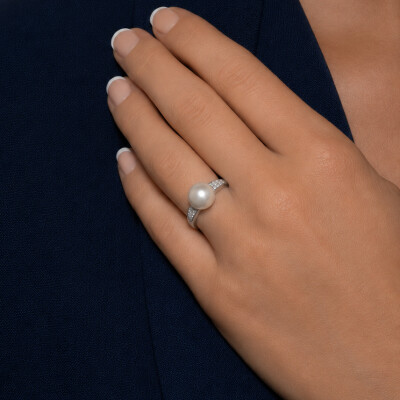 Bague en or blanc, perle de culture d'eau douce et diamants