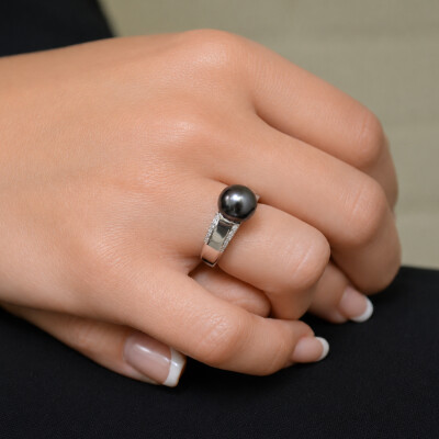 Bague en or blanc, perle de culture de Tahiti 9,5 - 10 mm et pavage diamants