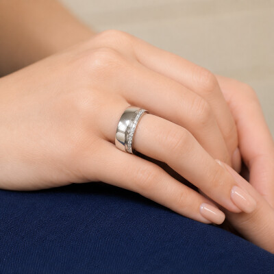 Bague en or blanc et une ligne de diamants
