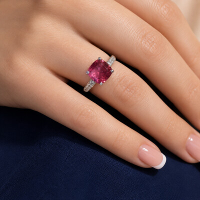 Bague en or blanc, tourmaline rose 10 x 10 et diamants