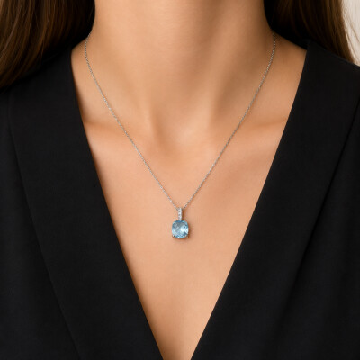 Collier en or blanc, topaze bleue et diamants