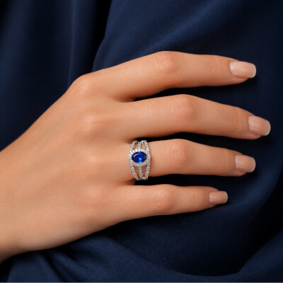 Bague en or blanc saphir bleu et diamants