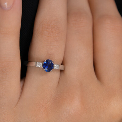 Bague en or blanc, saphir serti griffes et diamants princesse